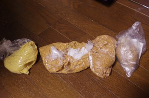 脱穀したキビ（左）、キビの種（右の３つ）